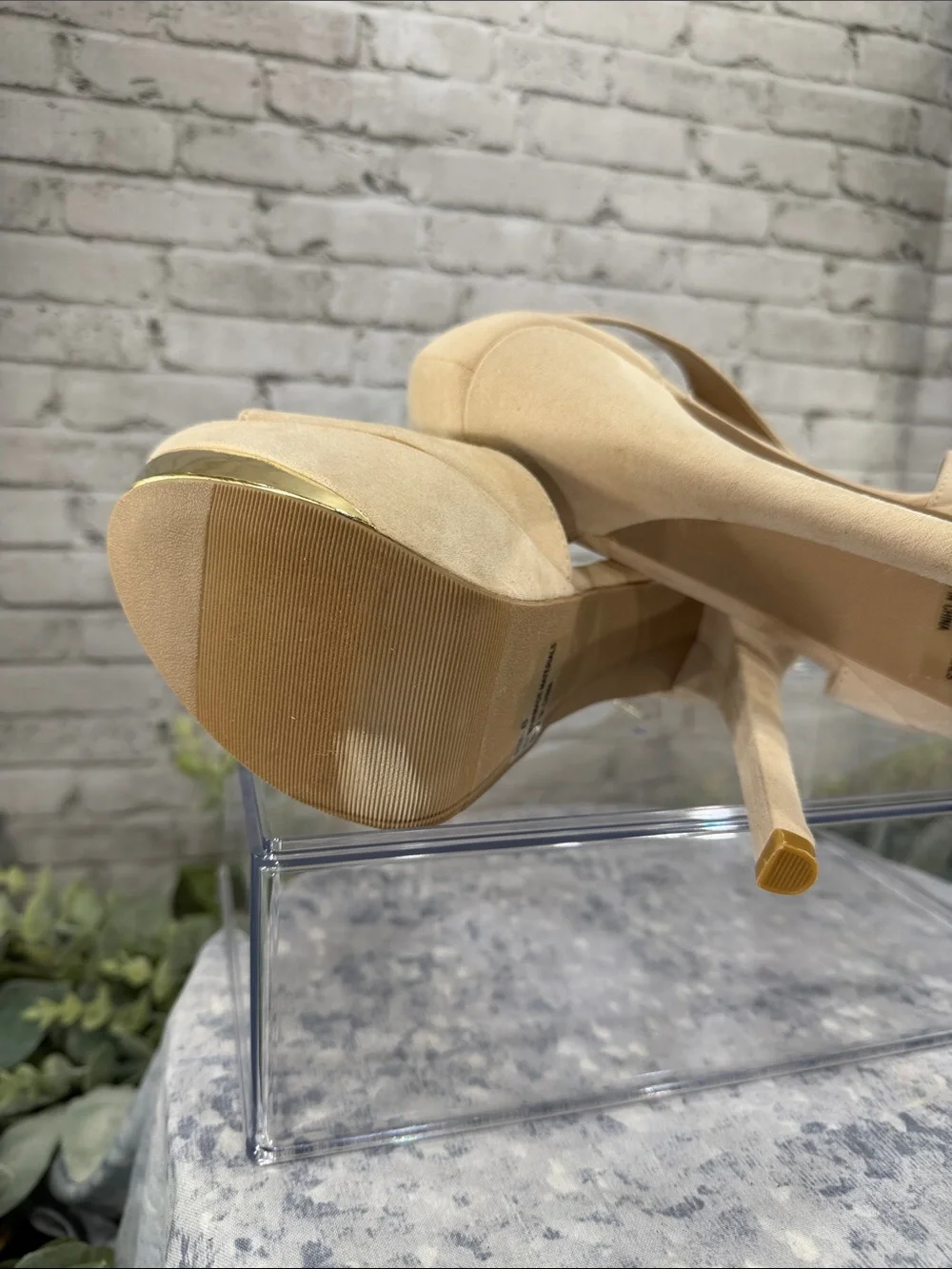 QUPID - Beige Faux Suede T-Strap Platform Stiletto Dress Heels WMS 8M 💛 EUC